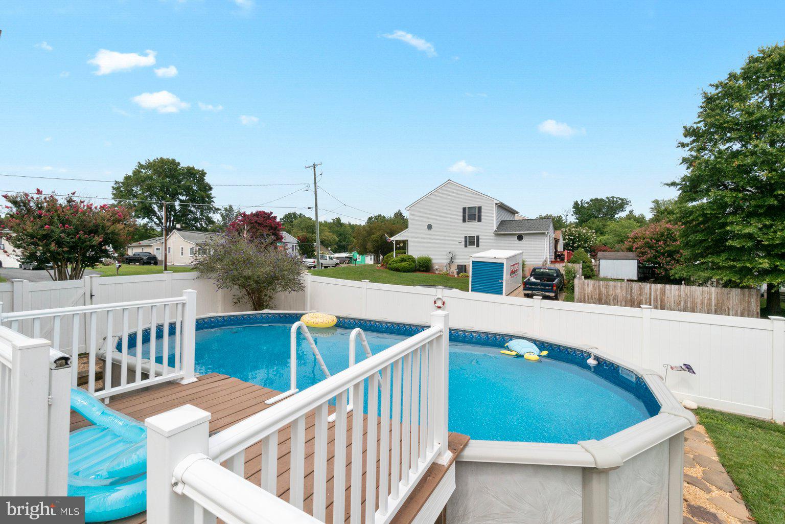 1617 Cape May Road Baltimore, MD 21221 - Photo 19 of 37 a view of a balcony and yard