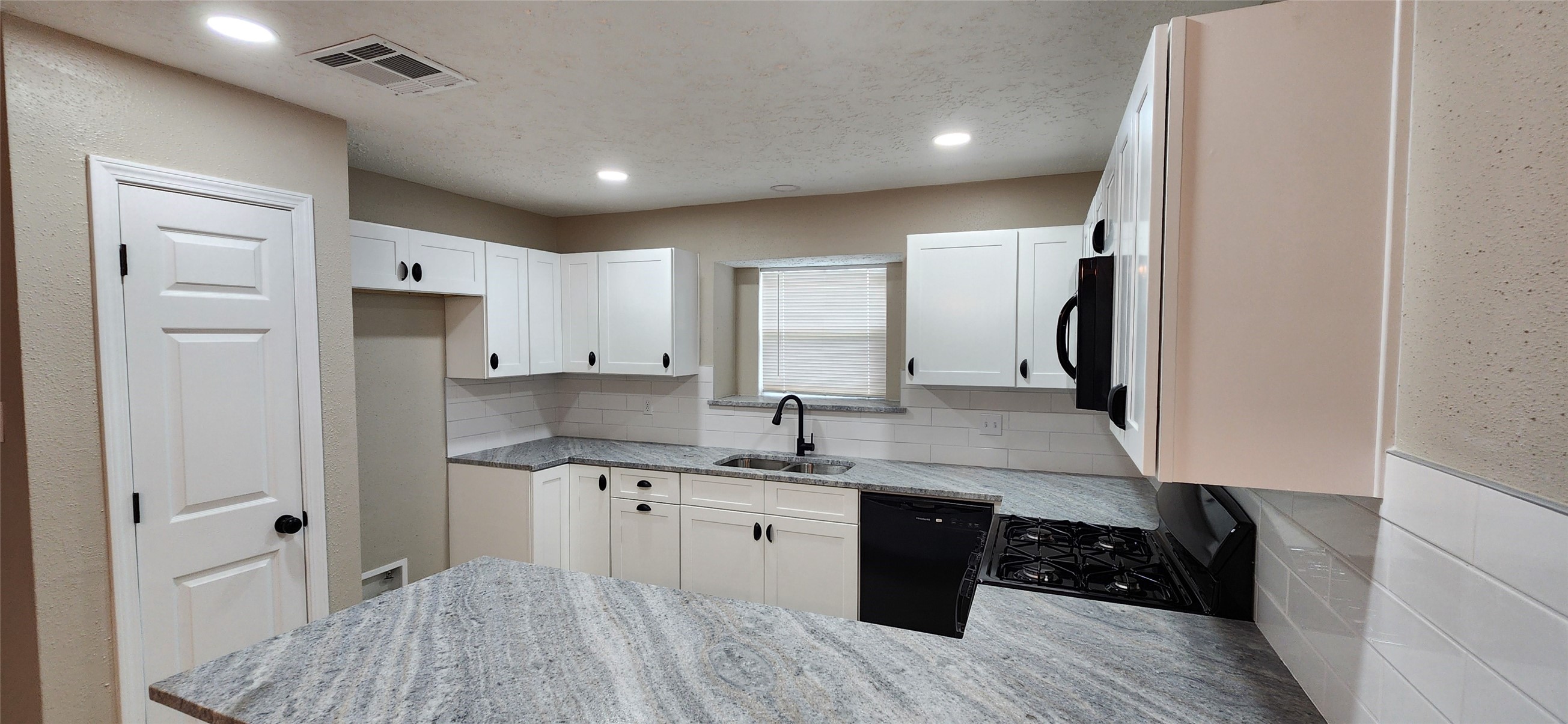 128 Lasso Street Angleton, TX 77515 - Photo 12 of 24