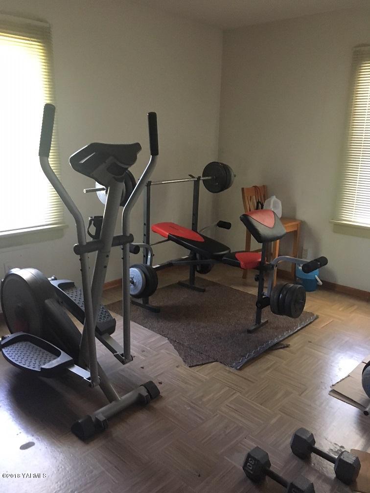 4381 Ashue Road Wapato, WA 98951 - Photo 3 of 6 a room with gym equipment