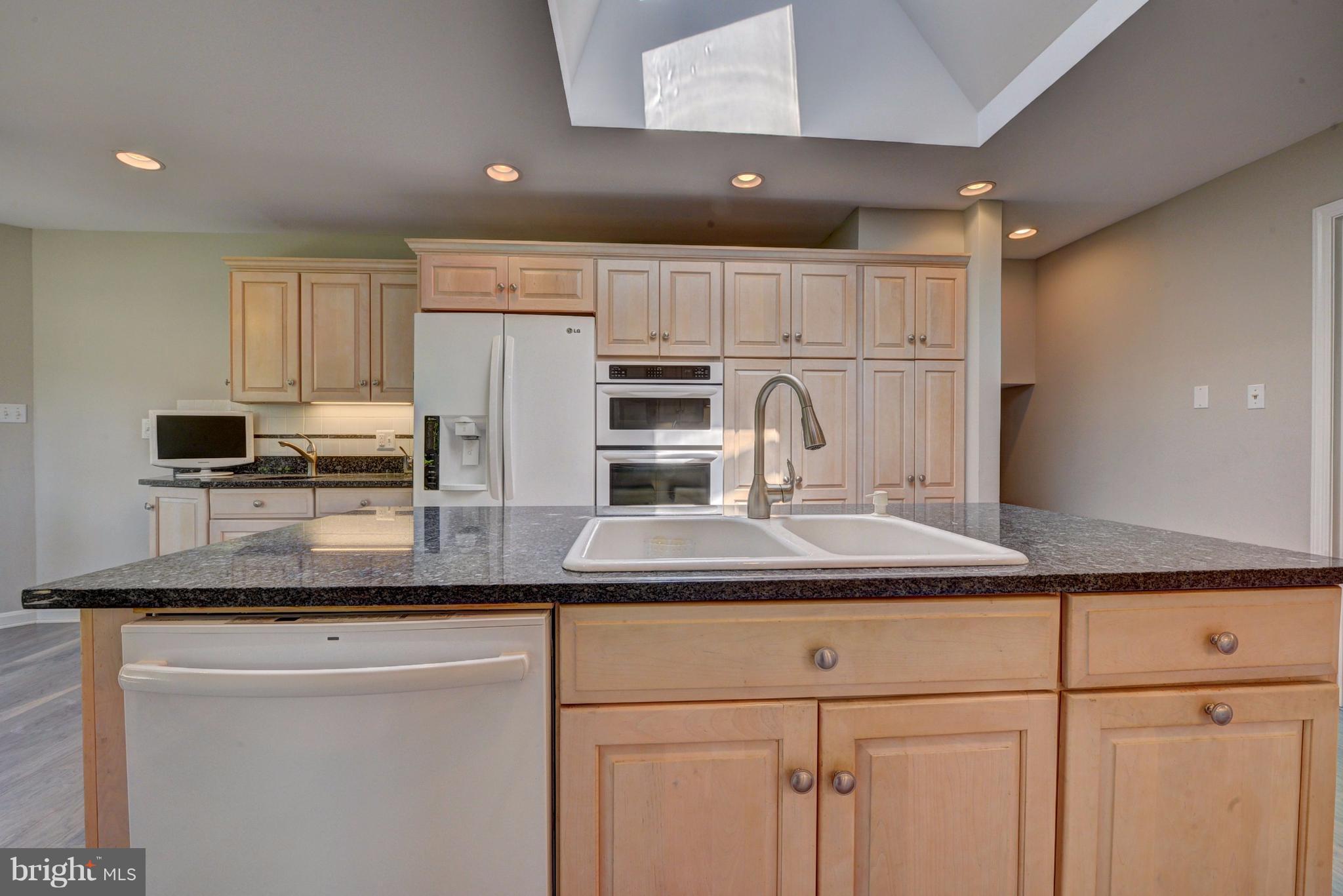 10406 Huntrace Way Vienna, VA 22182 - Photo 14 of 29 Center Island