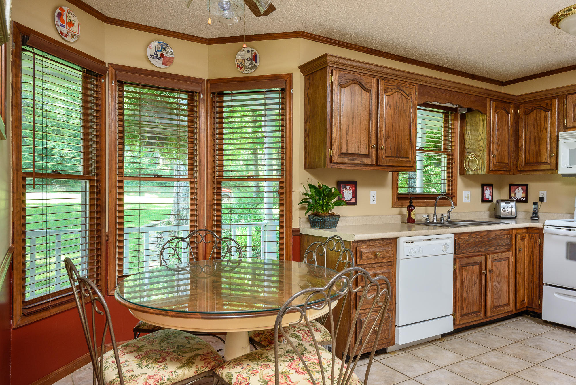 10926 Harbor Road North Soddy Daisy, TN 37379 - Photo 6 of 36 BREAKFAST NOOK