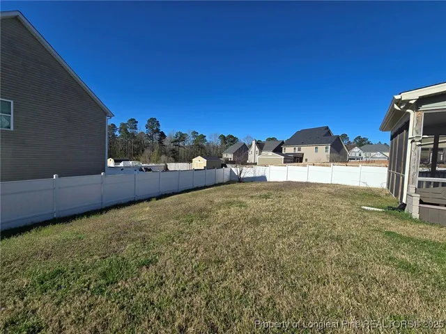 a view of a backyard