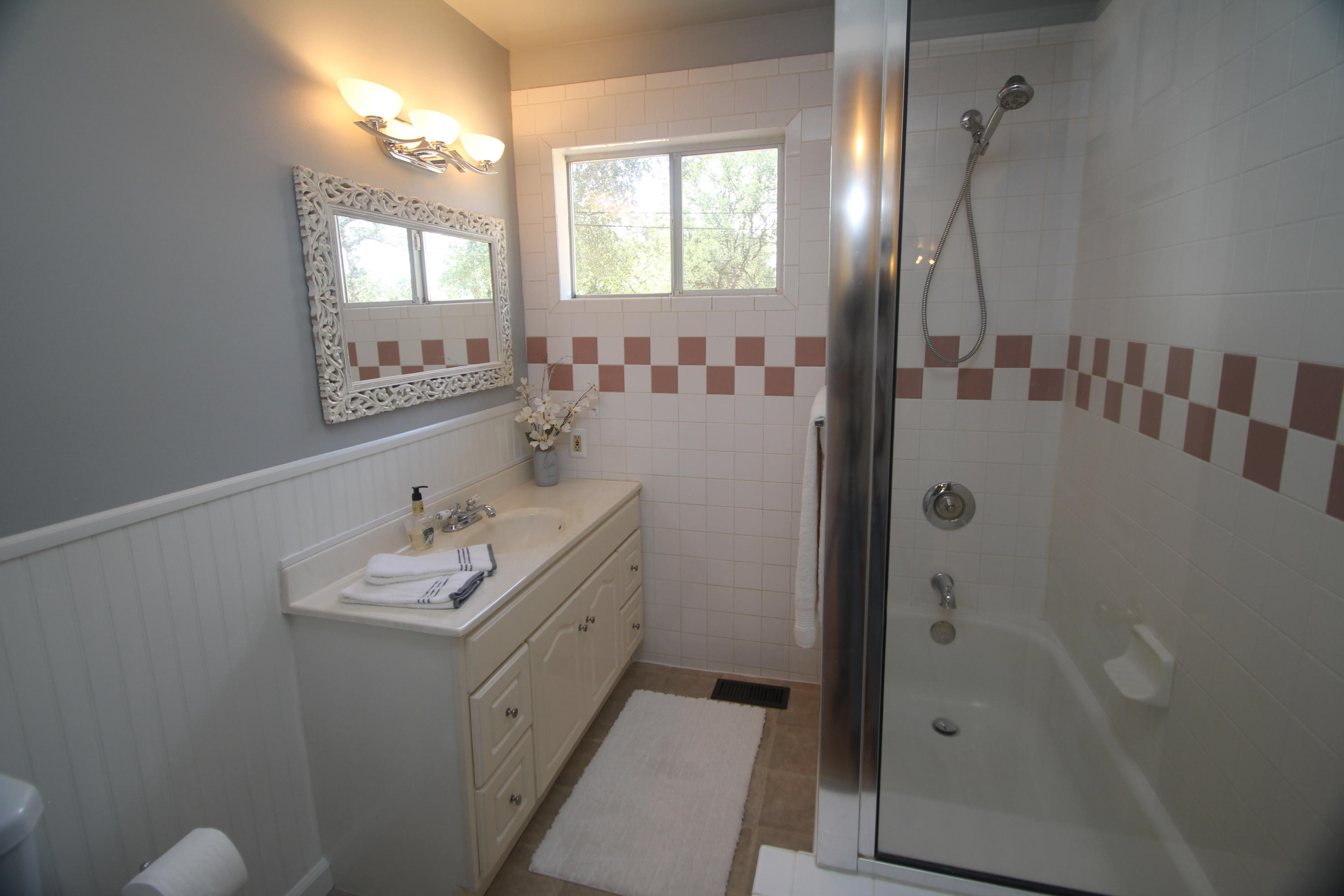 9085 Stillwater Road Redding, CA 96002 - Photo 11 of 23 Guest Bathroom