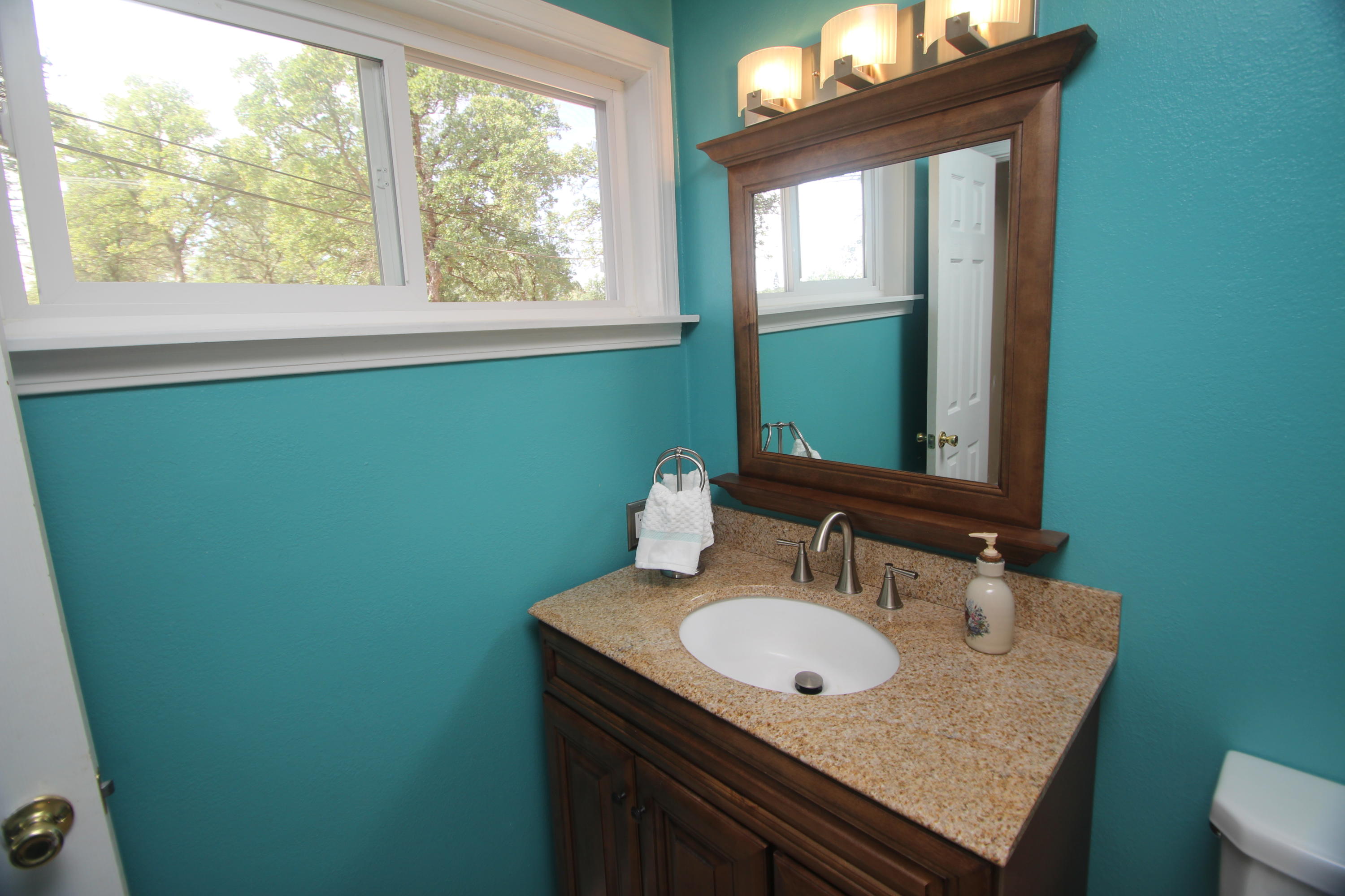 9085 Stillwater Road Redding, CA 96002 - Photo 15 of 23 Bathroom