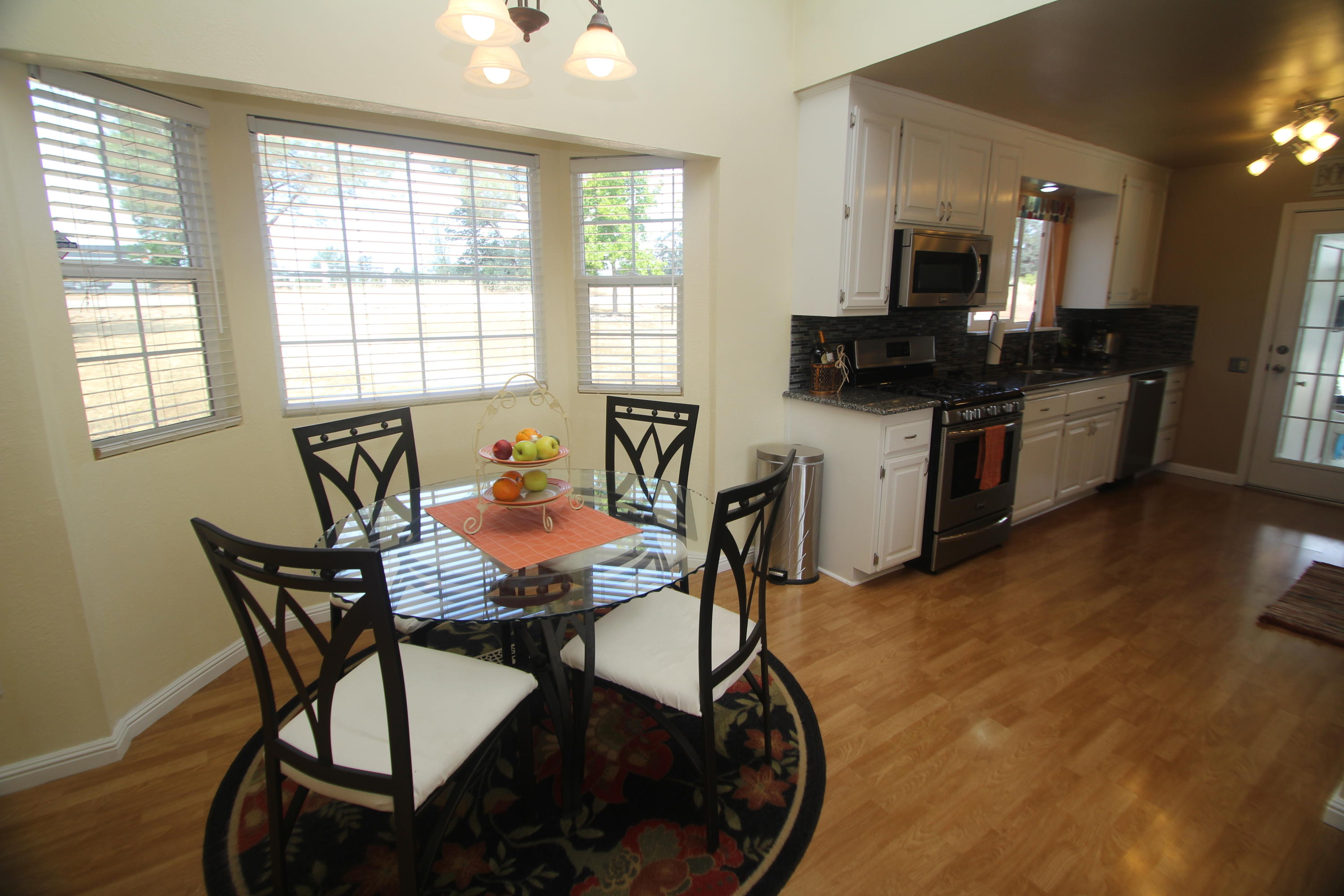 9085 Stillwater Road Redding, CA 96002 - Photo 5 of 23 Breakfast Nook