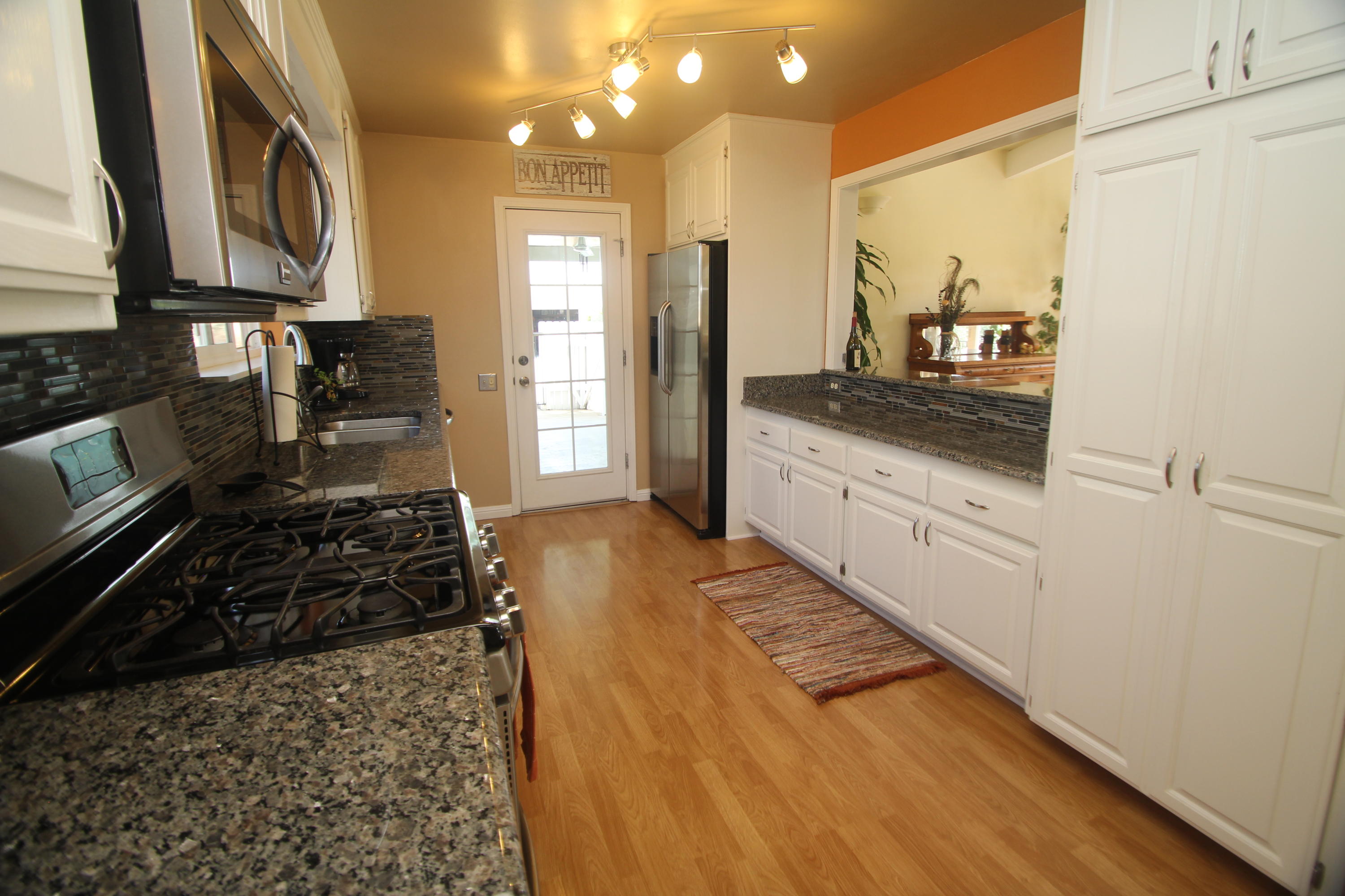 9085 Stillwater Road Redding, CA 96002 - Photo 6 of 23 Kitchen - Granite Counters!