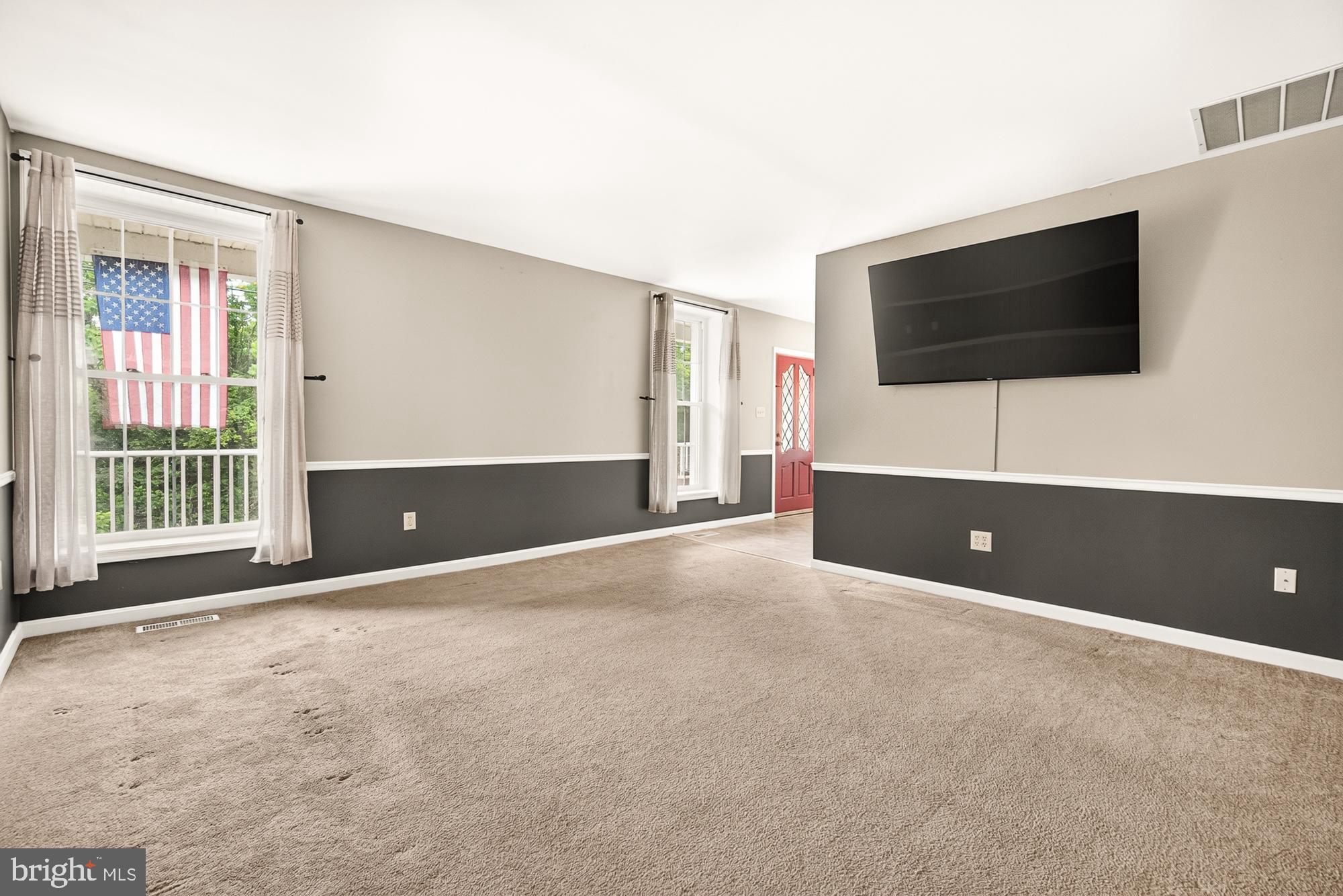 18854 Sandy Hook Road Knoxville, MD 21758 - Photo 17 of 59 Large Living room
