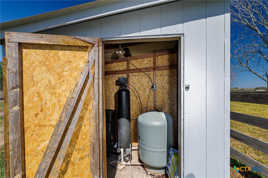 2110 Immenhauser Road Yoakum, TX 77995 - Photo 27 of 39 a bathroom with a toilet and a shower