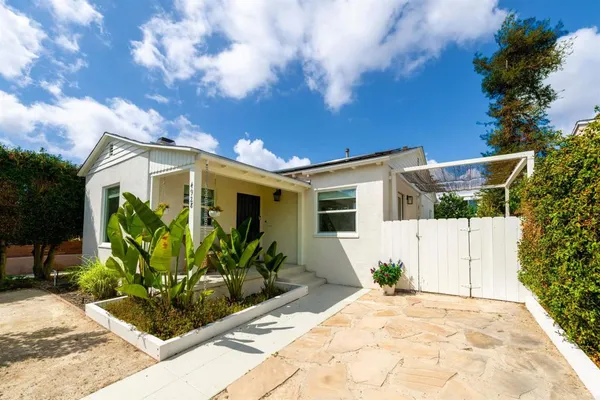 a view of a house with backyard and garden