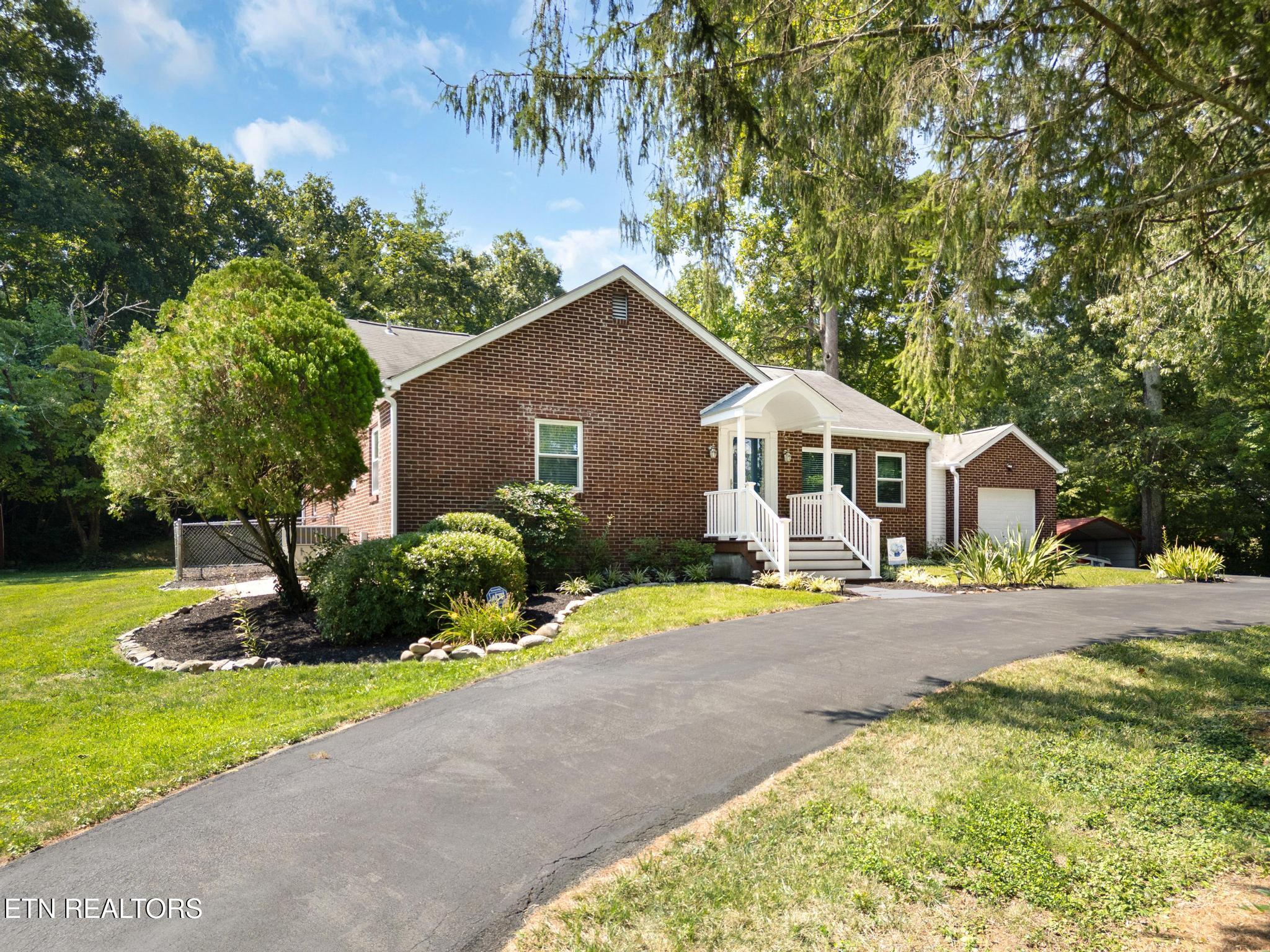 800 Brown Mountain Loop Road Knoxville, TN 37920 - Photo 2 of 45 Circular Driveway