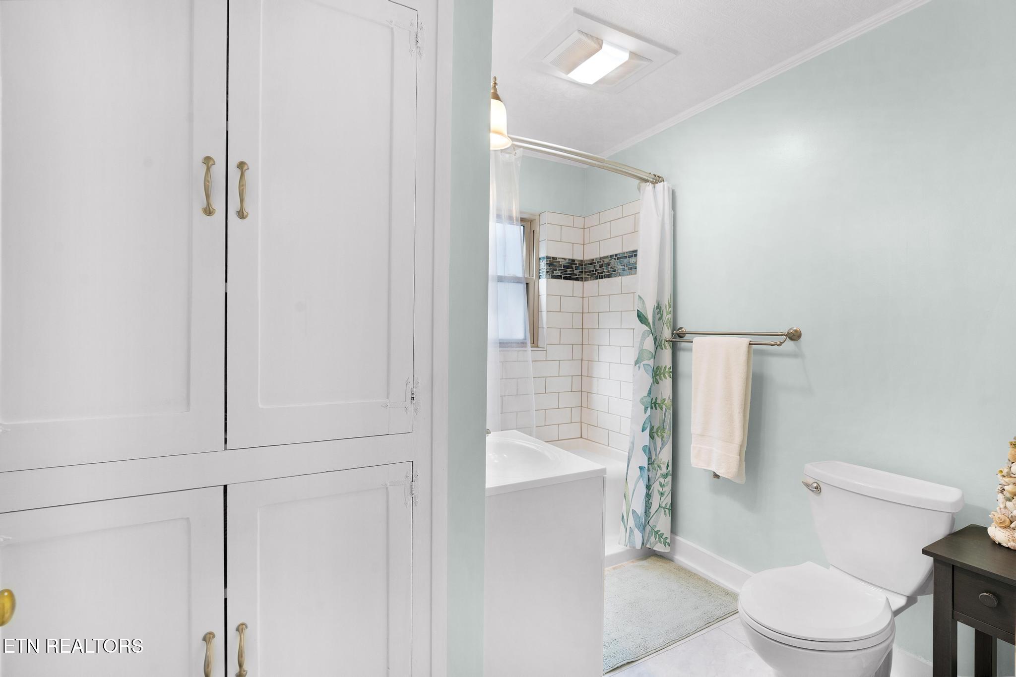 800 Brown Mountain Loop Road Knoxville, TN 37920 - Photo 26 of 45 Renovated Full Bath