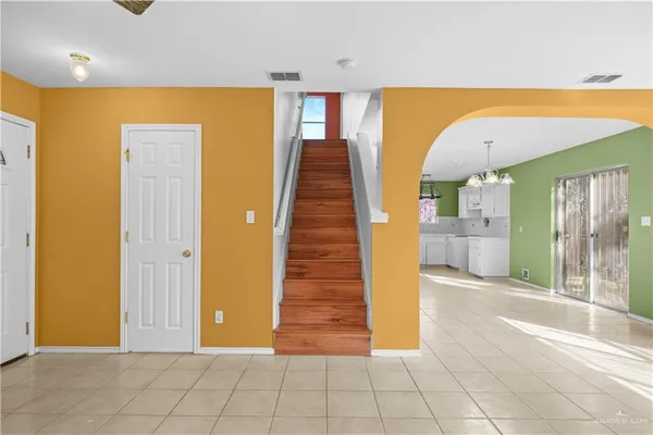 a view of livingroom with furniture
