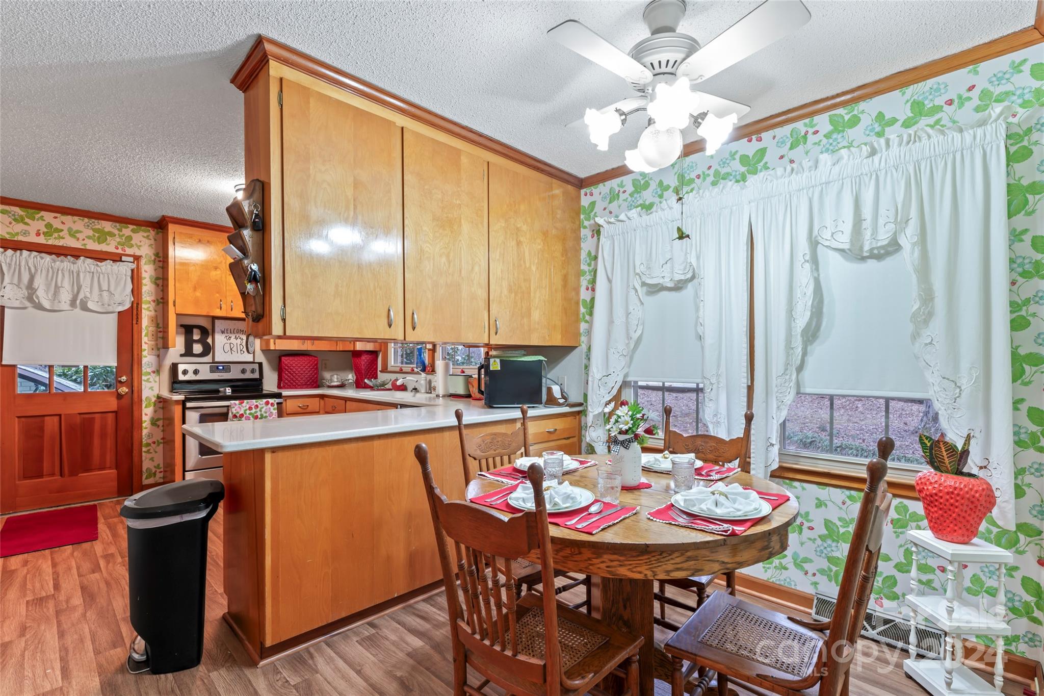 950 Arrowhead Drive Rock Hill, SC 29730 - Photo 8 of 38 a view of a dining room with furniture and a chandelier