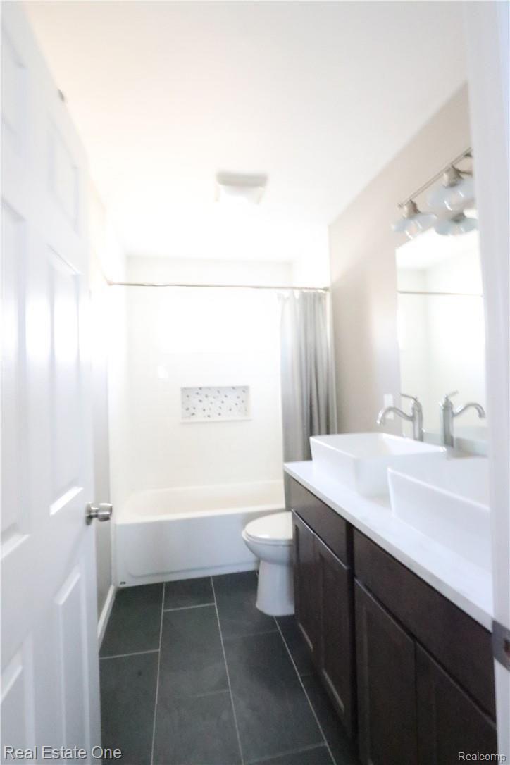 1817 Manse Road Waterford, MI 48328 - Photo 13 of 16 Bathroom 1.jpg