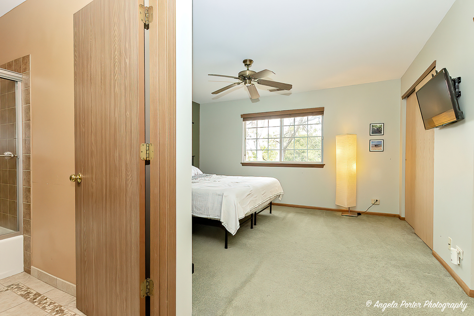 17838 Braewick Road, Unit 16017 Gurnee, IL 60031 - Photo 21 of 28 a spacious bedroom with a bed and a window