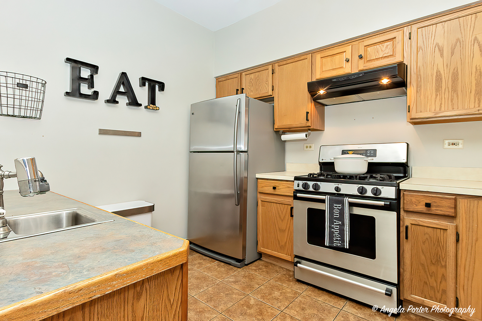17838 Braewick Road, Unit 16017 Gurnee, IL 60031 - Photo 10 of 28 a kitchen with granite countertop a refrigerator stove and sink