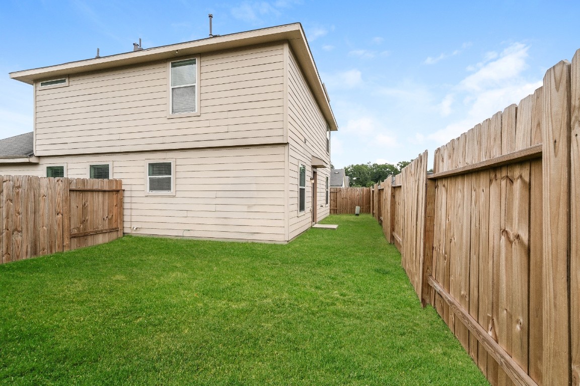 2410 High Island Way Houston, TX 77073 - Photo 3 of 17 a view of a backyard of the house