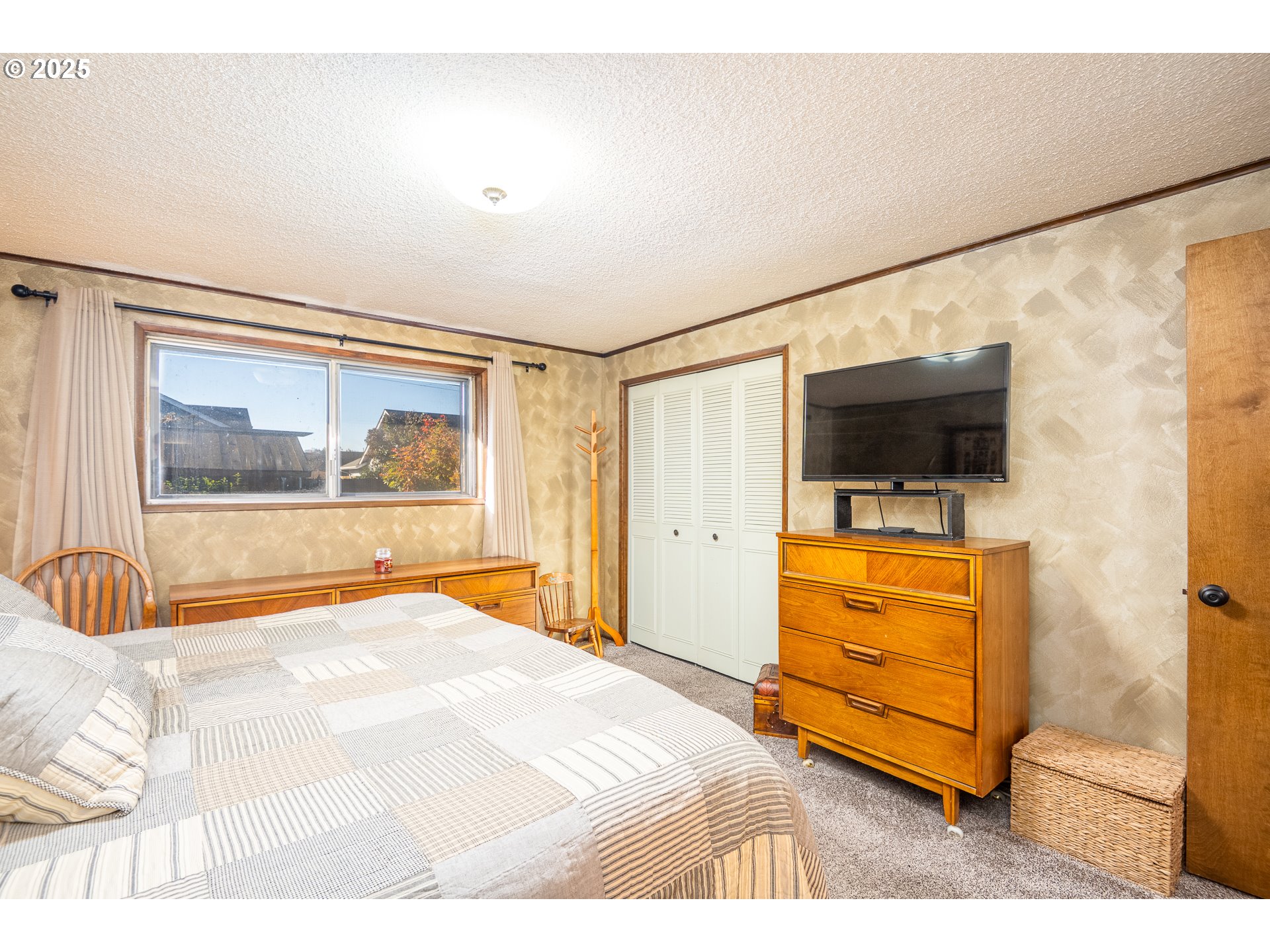 2121 Firth Avenue Springfield, OR 97477 - Photo 23 of 40 a bedroom with a bed and flat screen tv
