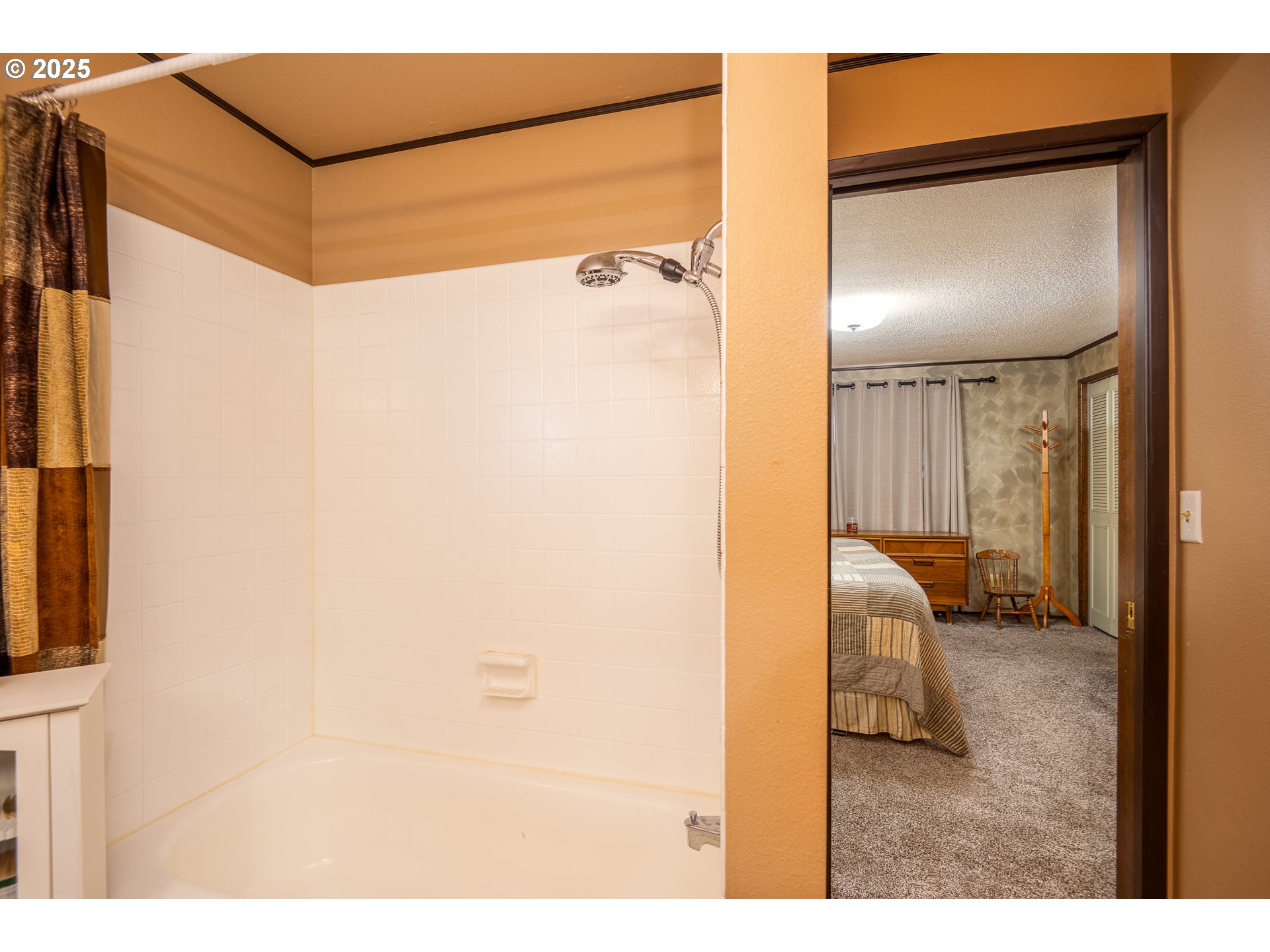 2121 Firth Avenue Springfield, OR 97477 - Photo 25 of 40 a balcony with view of bathroom