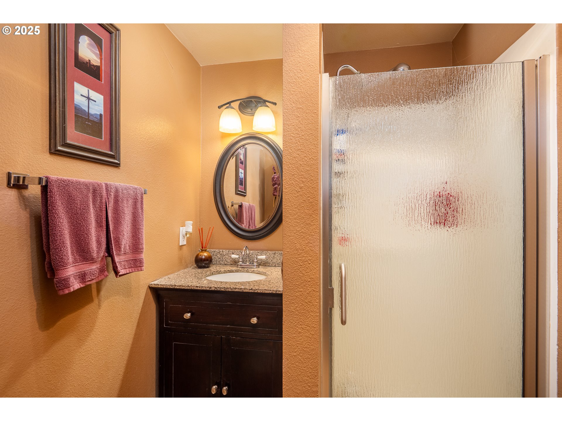 2121 Firth Avenue Springfield, OR 97477 - Photo 31 of 40 a bathroom with a sink and a mirror