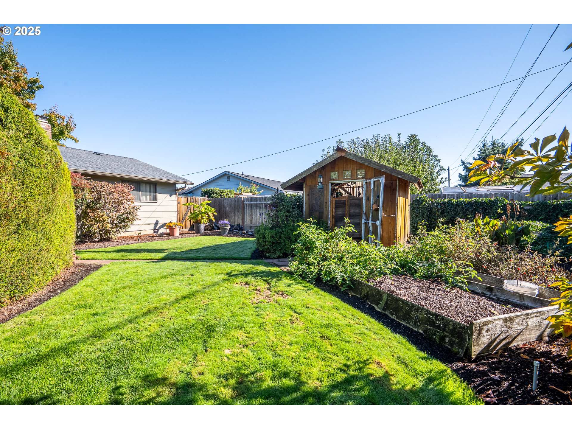 2121 Firth Avenue Springfield, OR 97477 - Photo 38 of 40 a house with garden in front of it