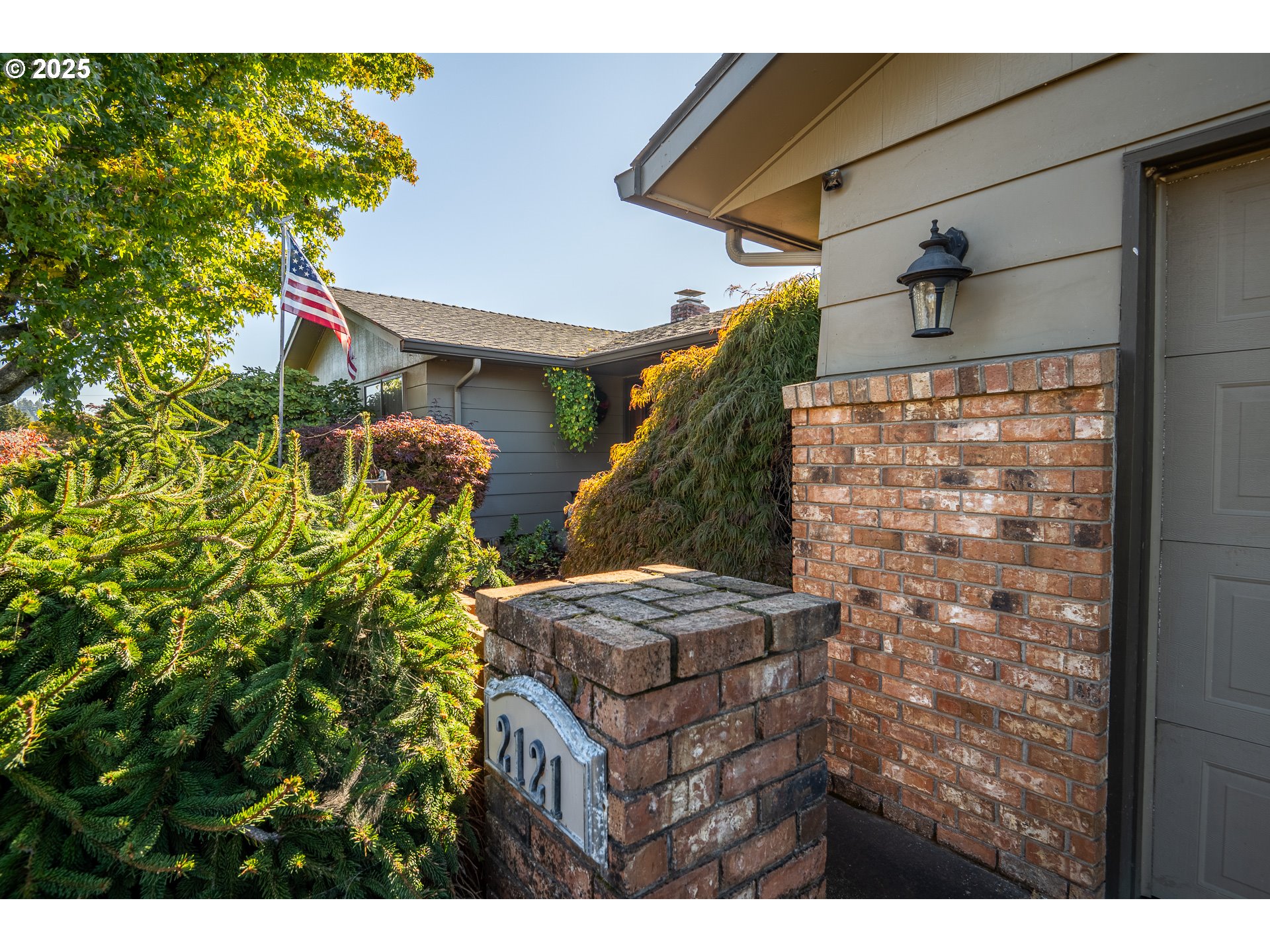 2121 Firth Avenue Springfield, OR 97477 - Photo 4 of 40 a bird view of a house