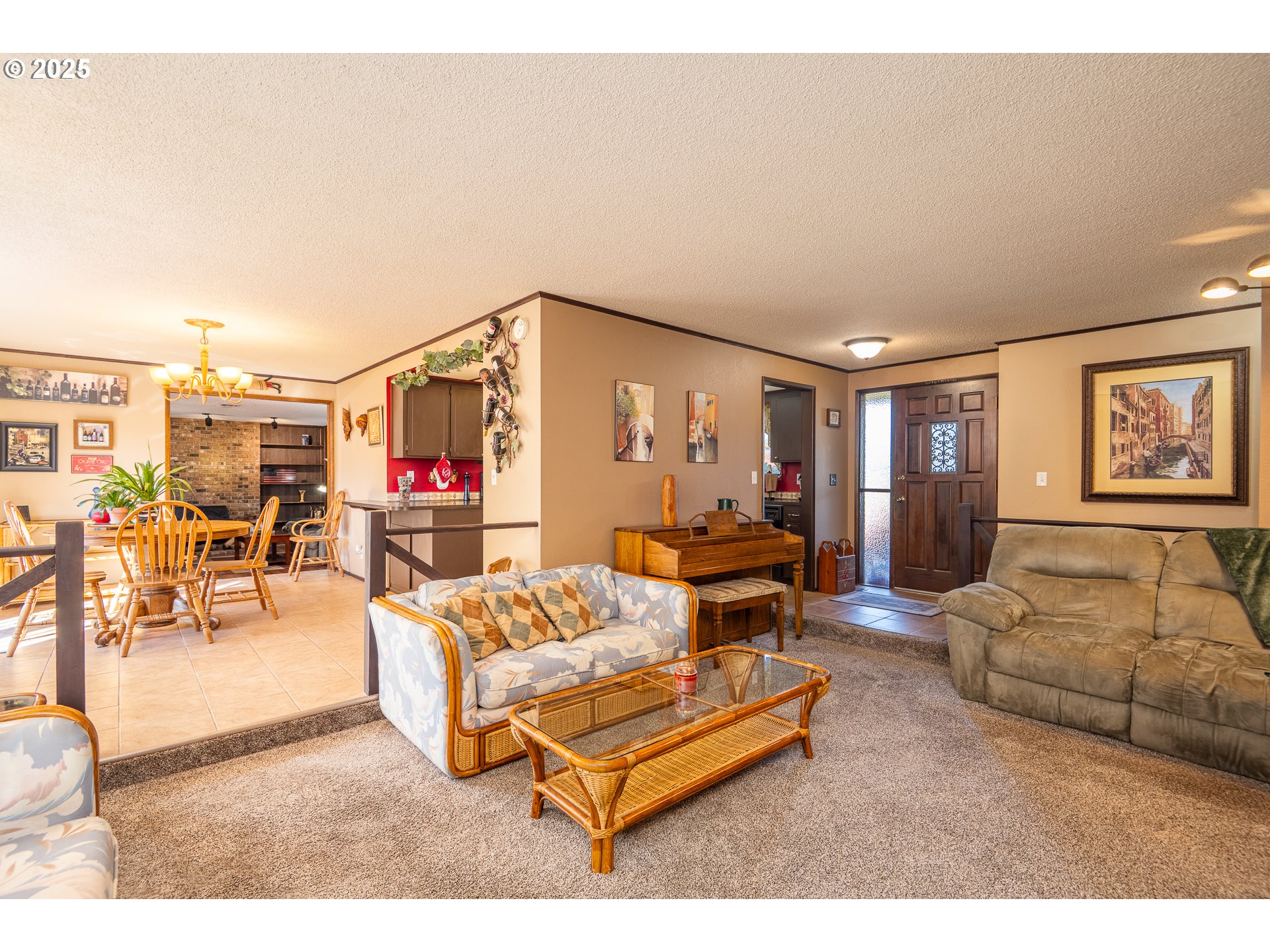 2121 Firth Avenue Springfield, OR 97477 - Photo 7 of 40 a living room with furniture and a couch