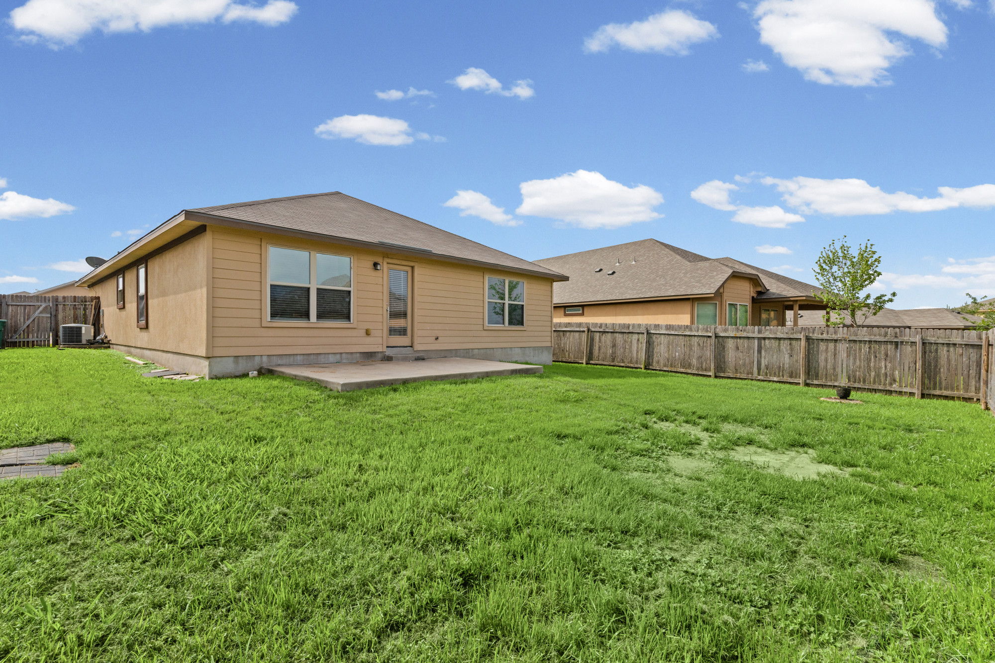 19308 Stokes Lane Pflugerville, TX 78660 - Photo 26 of 27 a view of a backyard with a garden