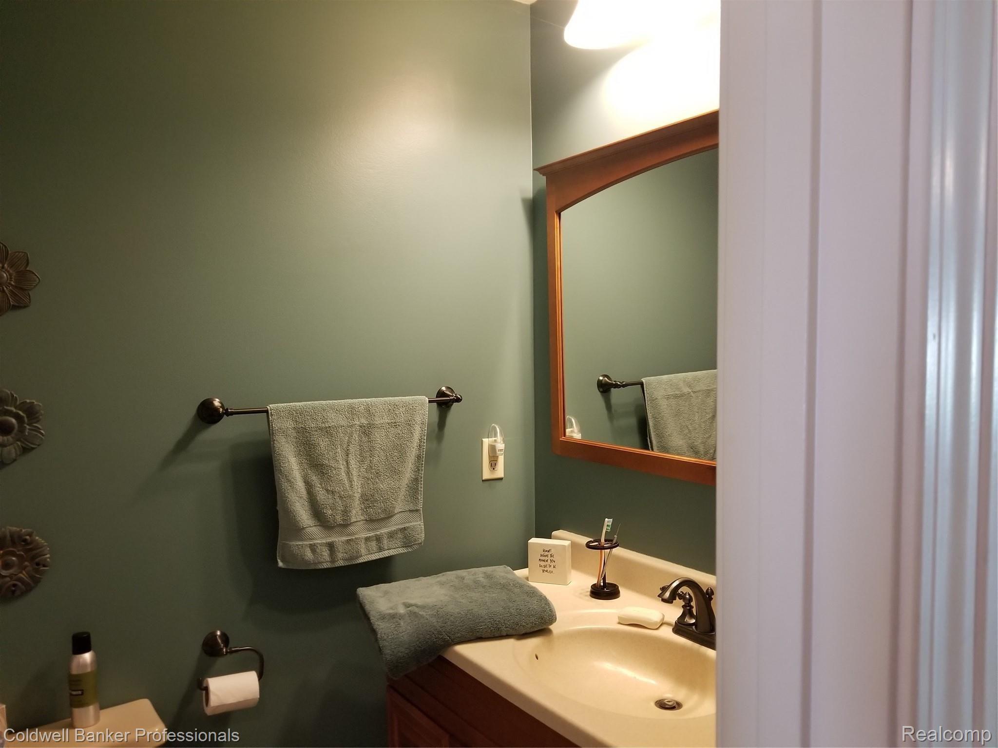 12407 Ruppert Road Perry, MI 48872 - Photo 24 of 37 22 HALL BATHA.jpg