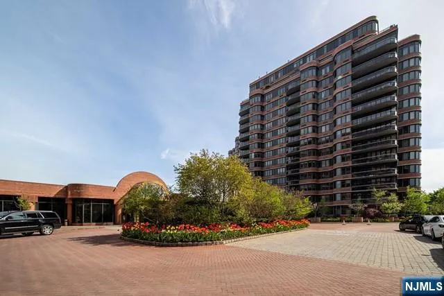 $488,000 | 100 Carlyle Drive, Unit 5DN, Cliffside Park, NJ 07010
