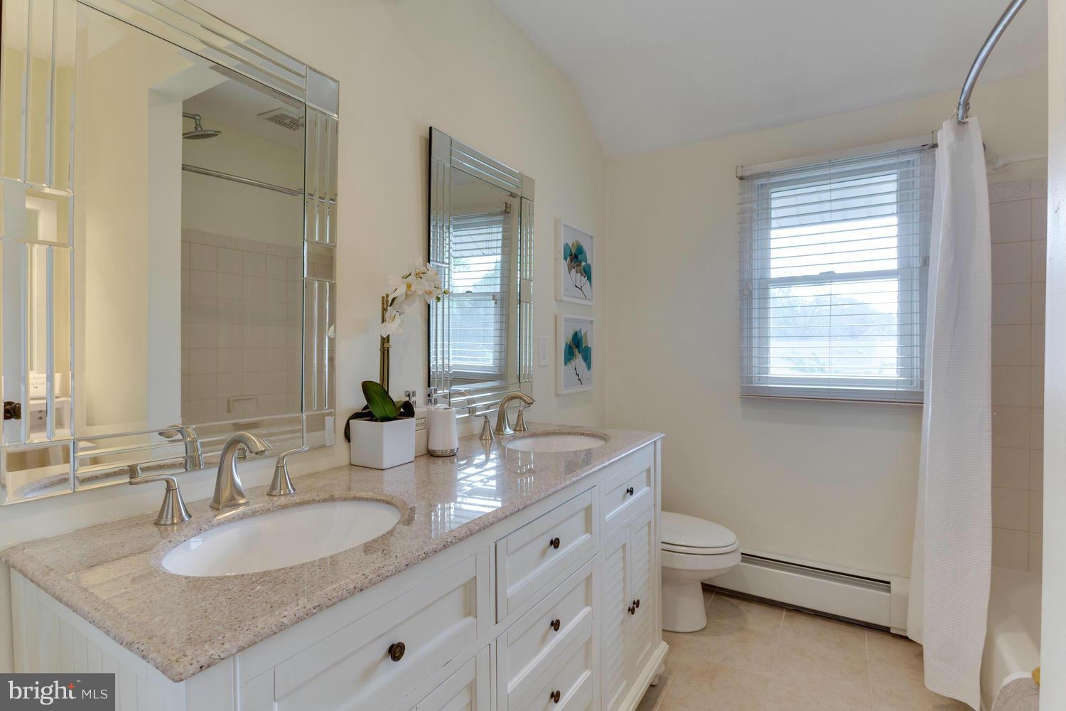 1811 Birch Road McLean, VA 22101 - Photo 17 of 29 Bath (Master)