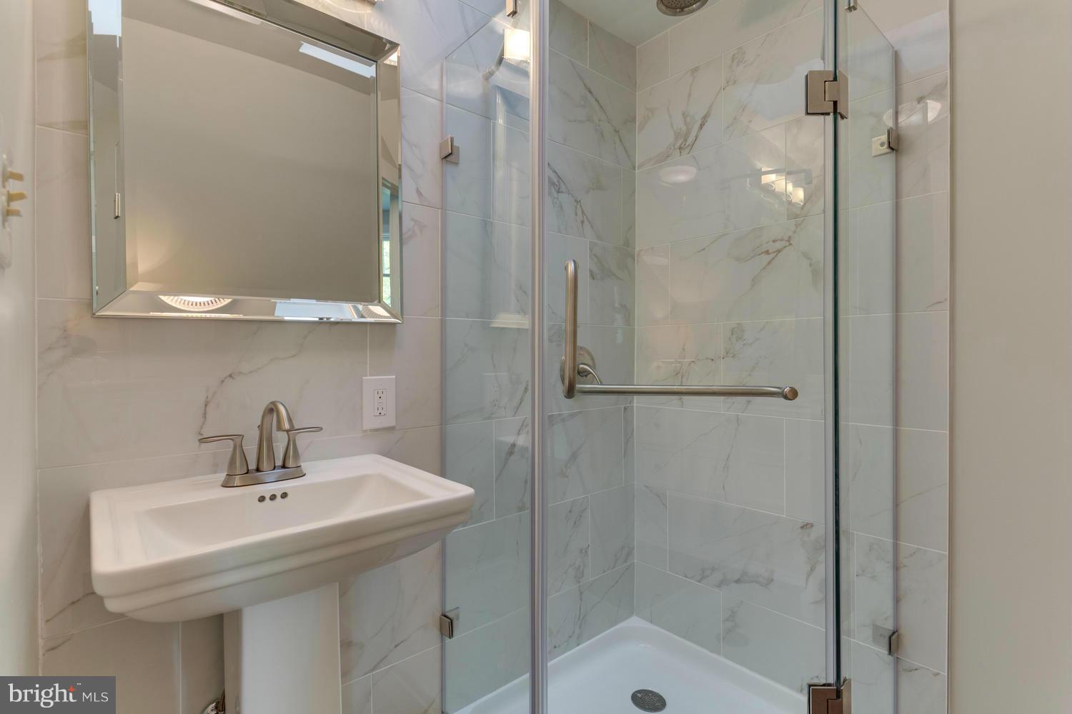 1811 Birch Road McLean, VA 22101 - Photo 21 of 29 En-Suite Bath