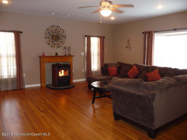 169 Long Swamp Road New Egypt, NJ 08533 - Photo 4 of 27 P1070468.JPG