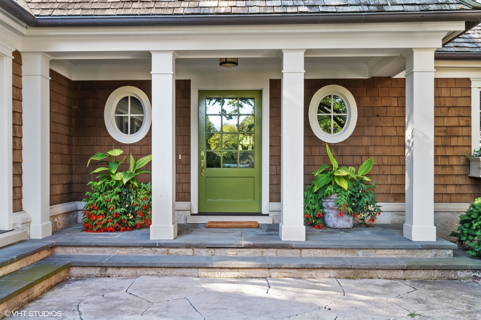 796 East Deerpath Road Lake Forest, IL 60045 - Photo 6 of 60 a front view of a house with garden