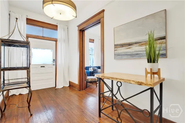 $3,800 | 118 West Waldburg Street, Savannah, GA 31401