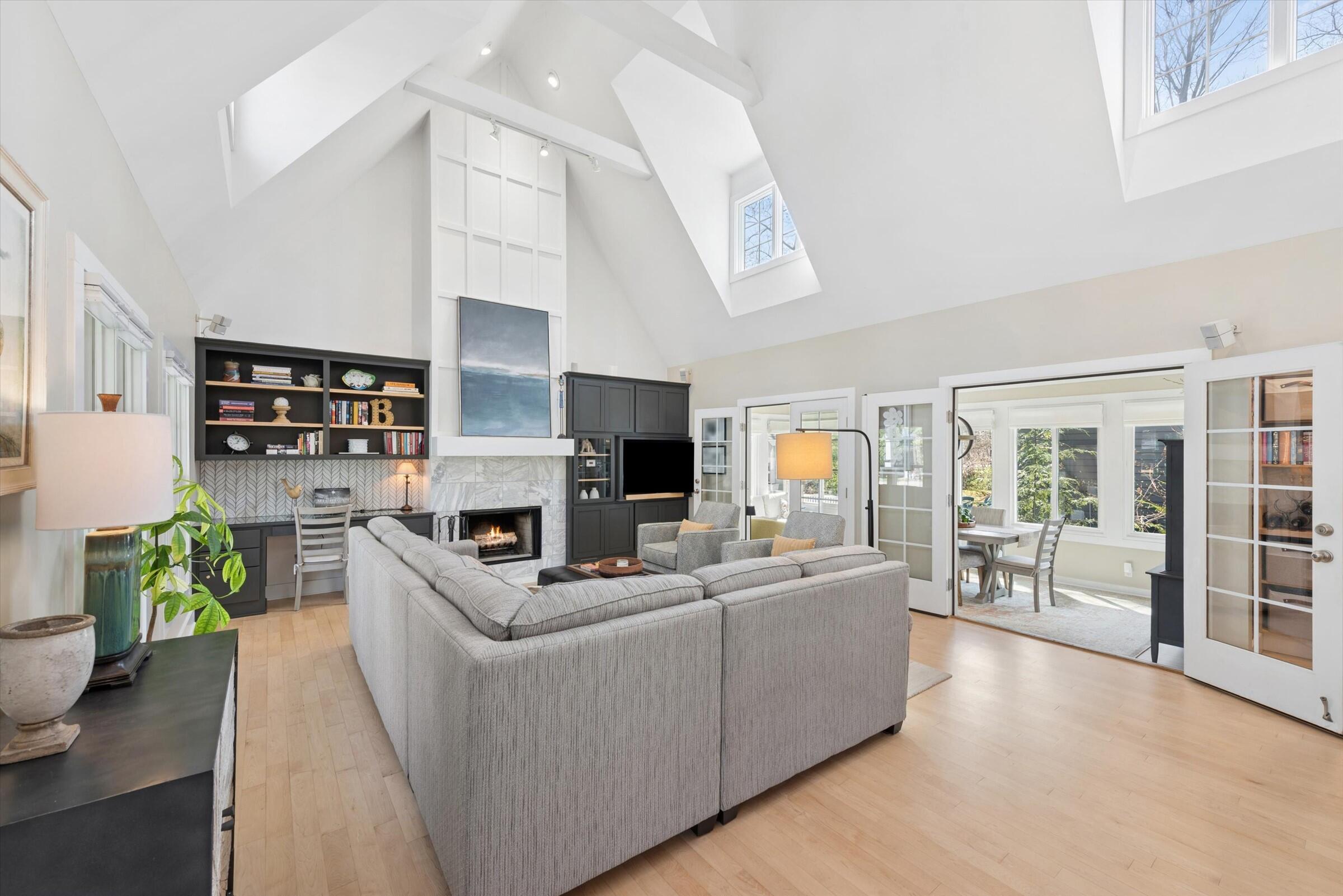 9948 Cottage Lane Union Pier, MI 49129 - Photo 9 of 44 06-Living Room