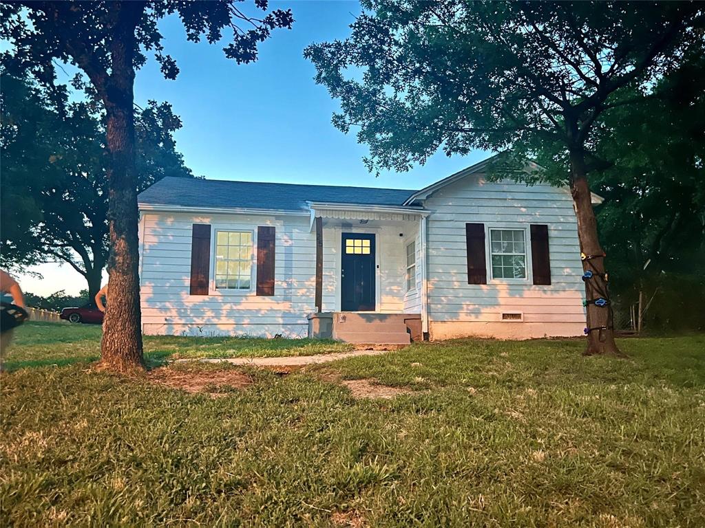 25 West Parnell Street Denison, TX 75020 - Photo 1 of 16 a house view with a garden space