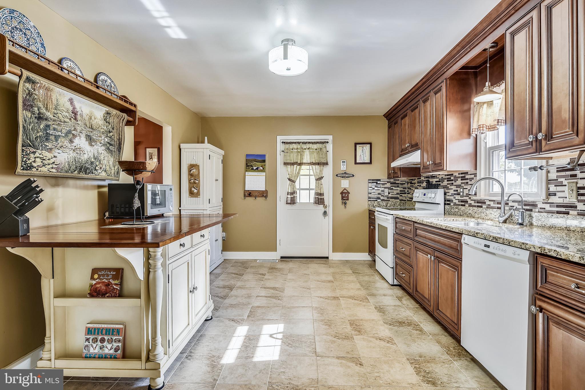 9583 Routts Hill Road Warrenton, VA 20186 - Photo 7 of 36 Large eat-in Kitchen