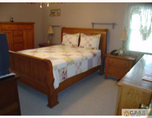 236 Georges Road Dayton, NJ 08810 - Photo 8 of 10 Gallery Image 8