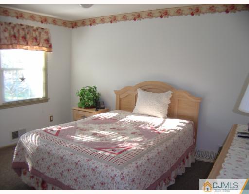 236 Georges Road Dayton, NJ 08810 - Photo 9 of 10 Gallery Image 9