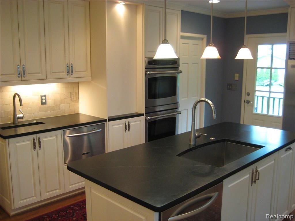 1129 Yorkshire Road Grosse Pointe, MI 48230 - Photo 3 of 13 IMG_9848.JPG