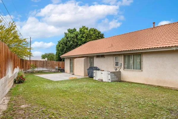 a view of a house with backyard and sitting area
