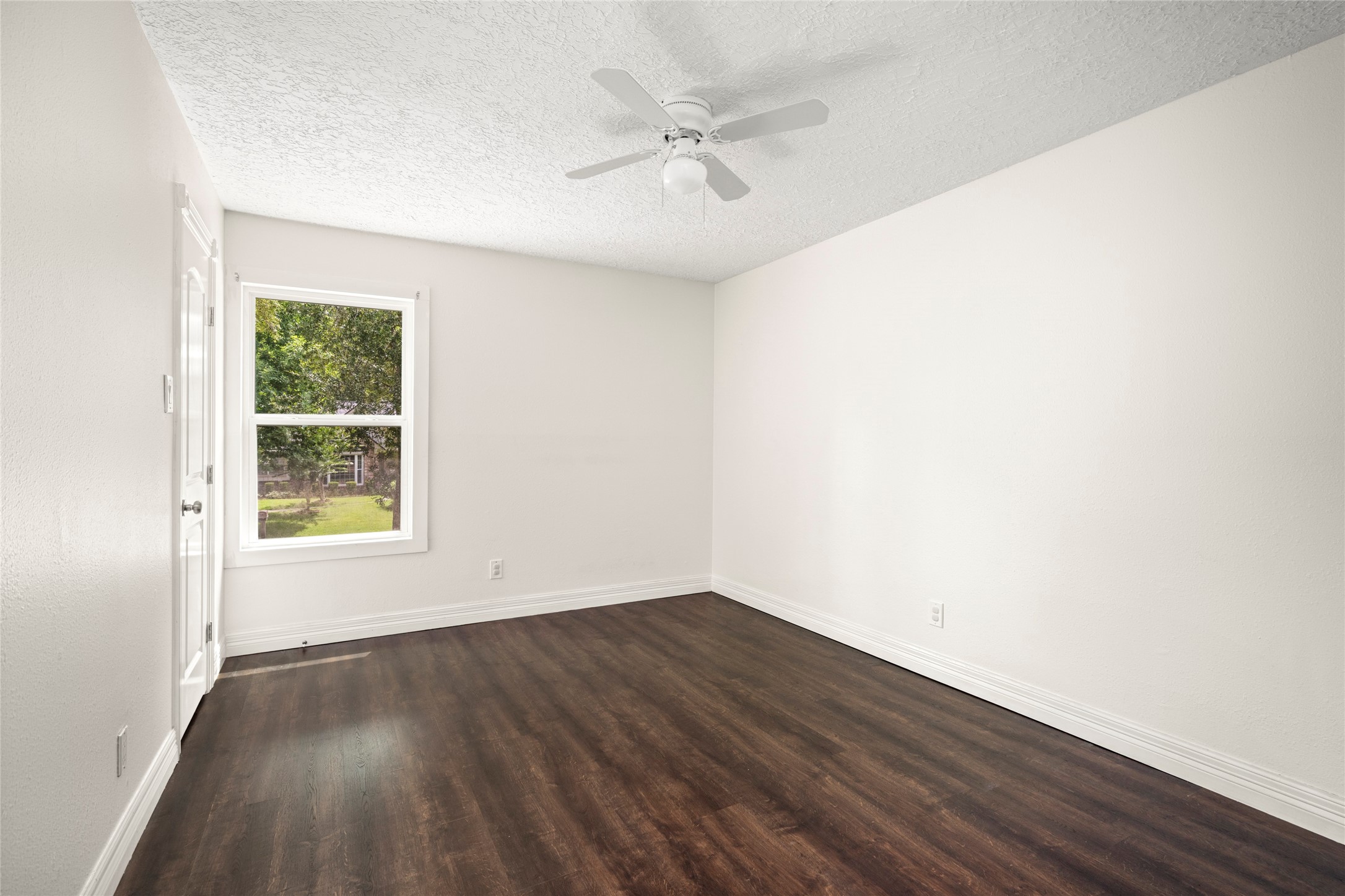 560 Landfall Lane Conroe, TX 77302 - Photo 30 of 41 Secondary bedroom with laminate flooring and a ceiling fan.