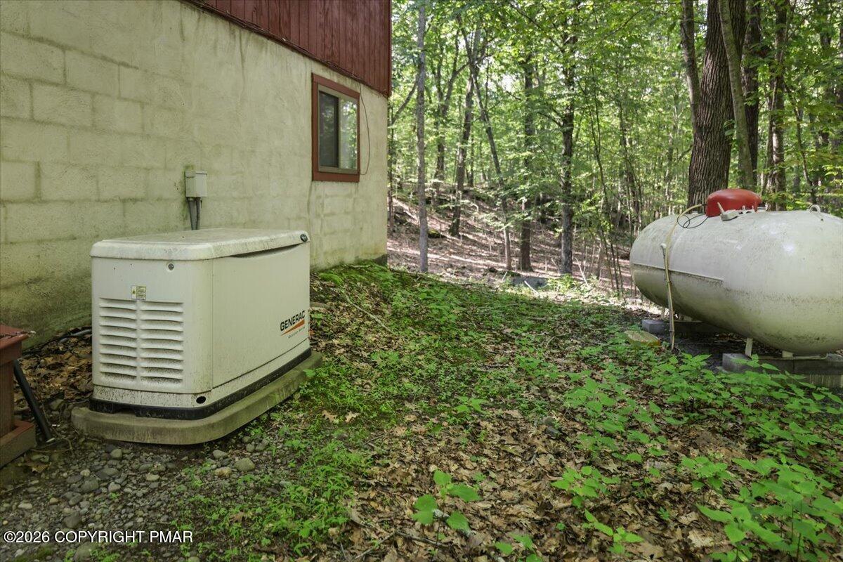 158 Saunders Drive Bushkill, PA 18324 - Photo 45 of 75 43- Side of the house