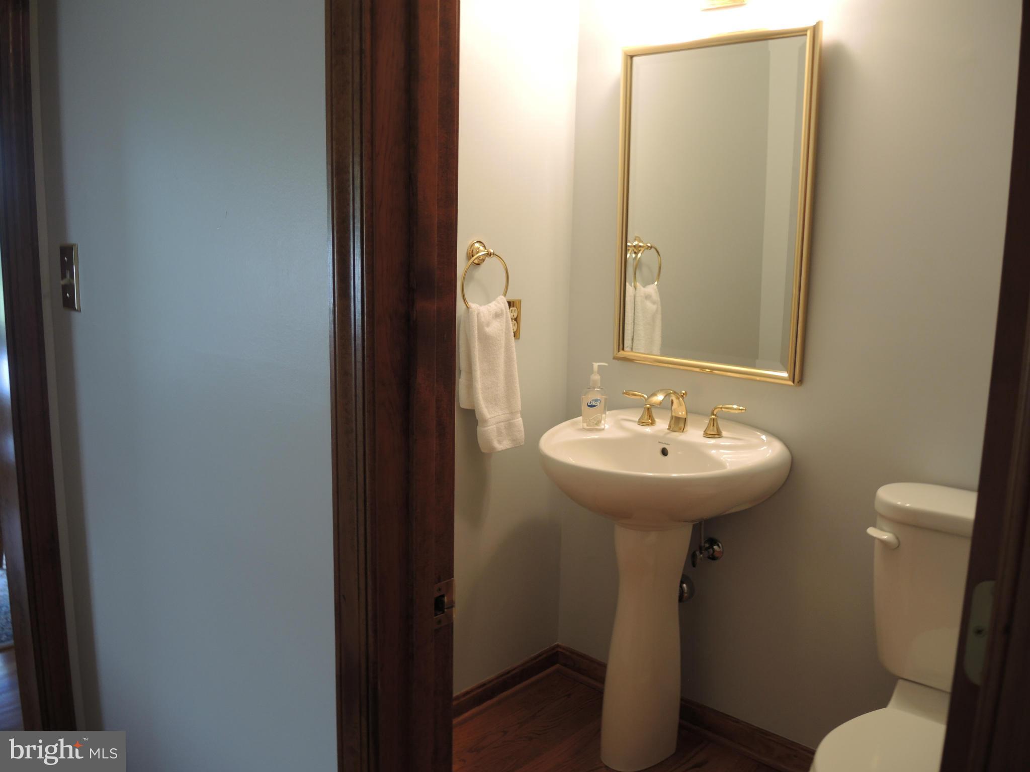 9620 Ridge View Drive Marshall, VA 20115 - Photo 17 of 30 Powder Room - Main Level