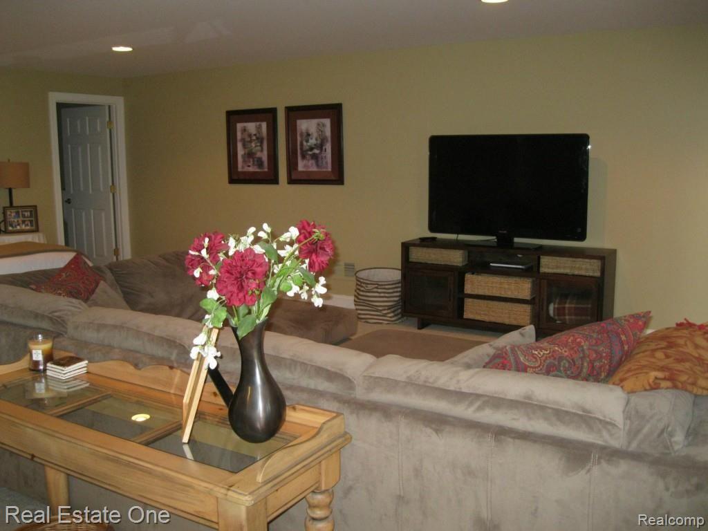 24881 Reeds Pointe Drive Novi, MI 48374 - Photo 38 of 45 IMG_1271.jpg