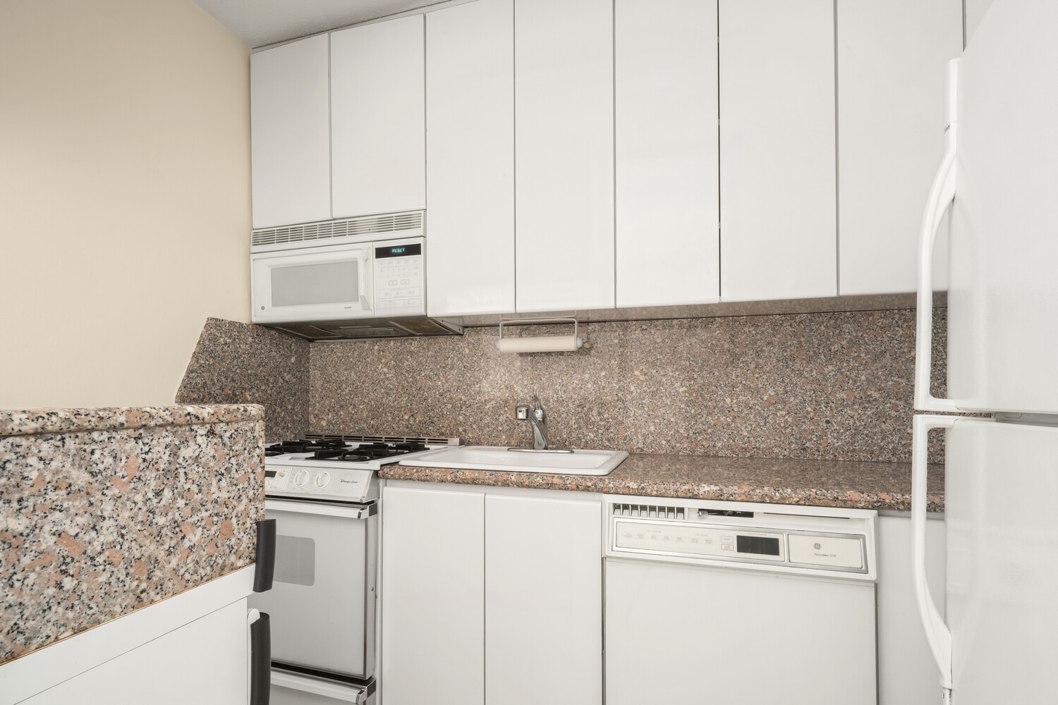 300 East 40th Street, Unit 21V Manhattan, NY 10016 - Photo 4 of 7