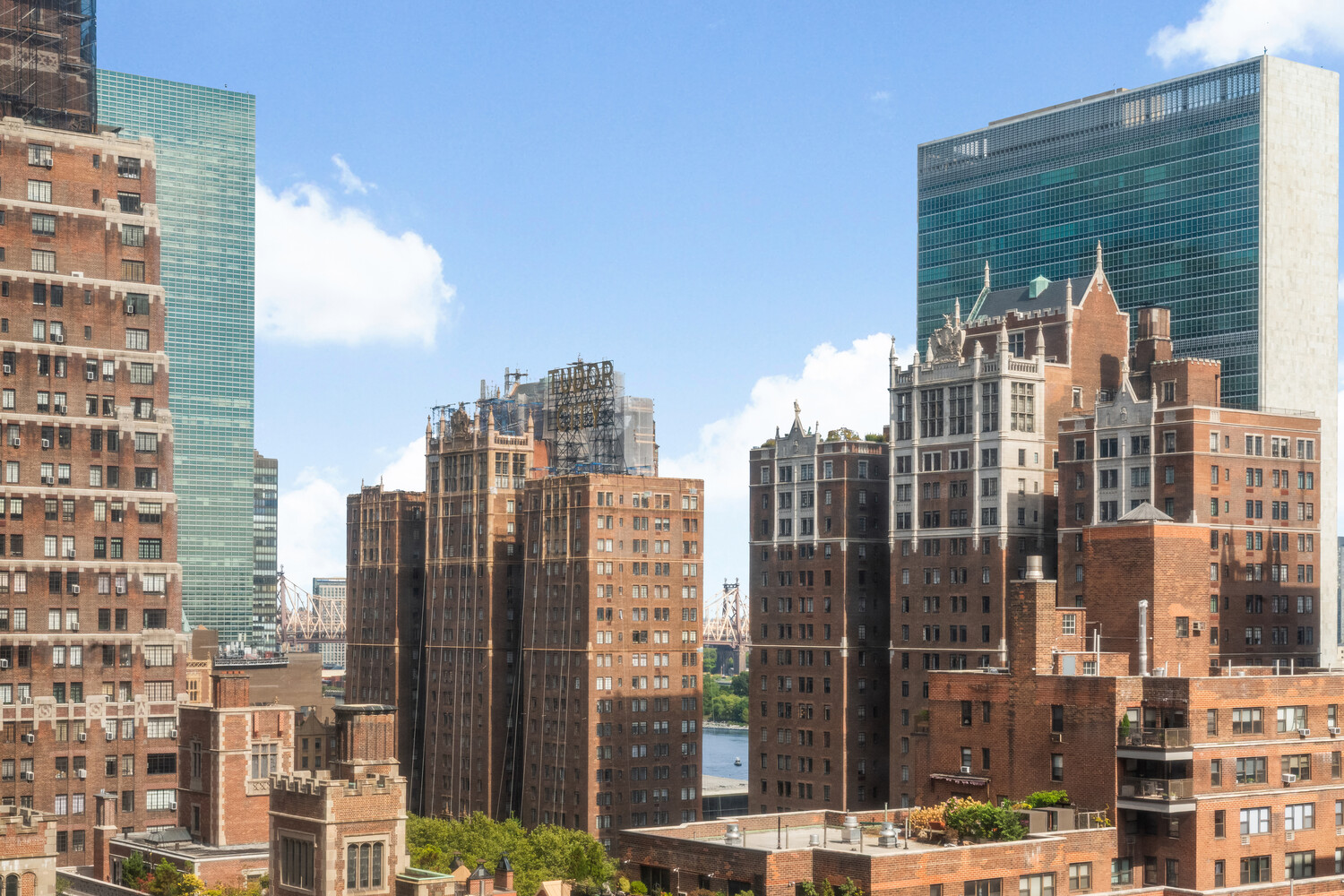 300 East 40th Street, Unit 21V Manhattan, NY 10016 - Photo 6 of 7 a view of a city that has tall buildings