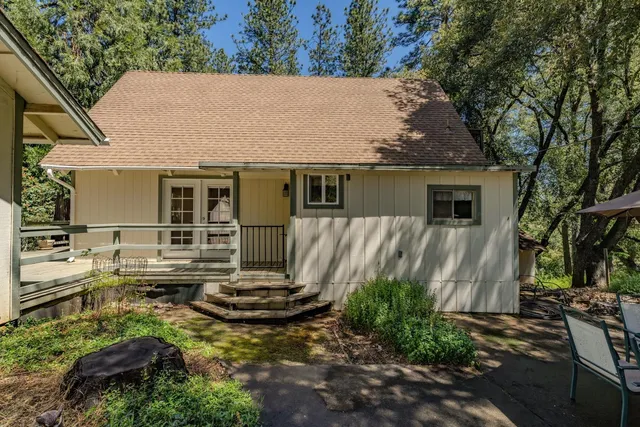 a view of a house with backyard and sitting area
