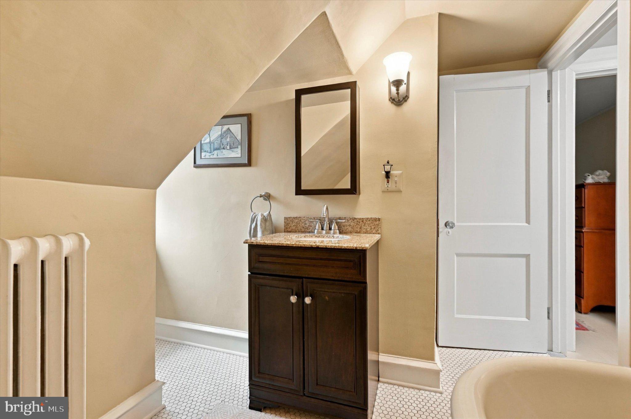 7811 Winston Road Philadelphia, PA 19118 - Photo 29 of 39 3rd Floor Bath